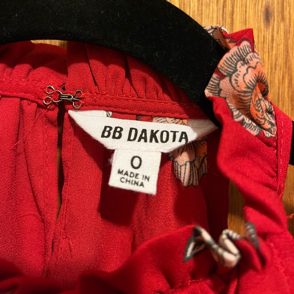 Like New Womens BB Dakota red floral dress. Open back detailing NWOT - Picture 3 of 5